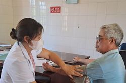 Khám sức khỏe cho trên 600 người cao tuổi ở xã Lùng Vai (Mường Khương)