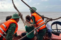 Cà Mau: Đồn Biên phòng Cái Đôi Vàm cứu hộ kịp thời 2 ngư dân gặp nạn trên biển