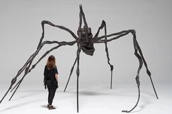 Tác phẩm điêu khắc của nữ nghệ sĩ Louise Bourgeois phá kỷ lục đấu giá