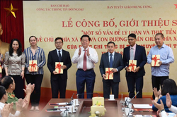 Giới thiệu cuốn sách quý của Tổng Bí thư Nguyễn Phú Trọng xuất bản bằng 7 ngoại ngữ