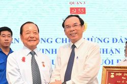 Đồng chí Lê Thanh Hải nhận Huy hiệu 55 năm tuổi Đảng