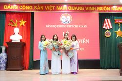 'Ngôi trường xuyên thế kỷ' kết nạp 2 học sinh vào Đảng