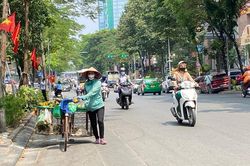 Nhọc nhằn mưu sinh dưới nắng nóng gay gắt ở Hà Nội