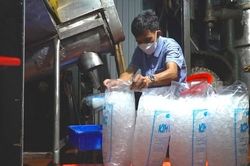 Nắng nóng đỉnh điểm, xưởng đá viên sản xuất 10 tấn đá mỗi ngày vẫn không đủ phục vụ