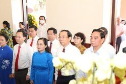 Lãnh đạo TPHCM dâng hương tưởng nhớ Chủ tịch Hồ Chí Minh