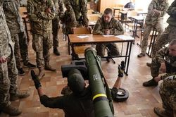 Lầu Năm Góc tính giá vũ khí viện trợ cho Ukraine đắt hơn 3 tỷ USD