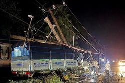 Hơn 8.600 hộ dân mất điện do ô tô đâm gãy trụ điện