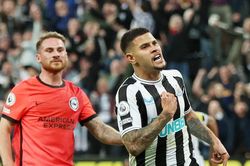 Vùi dập Brighton, Newcastle cho MU 'ngửi khói'