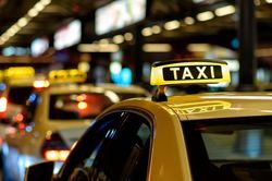 Tranh cãi việc tài xế taxi và công ty bị kiện vì từ chối chở khách say rượu