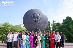 Hội Đồng hương Nghệ An tại Nga đặt hoa trước Tượng đài Bác Hồ ở Mockva