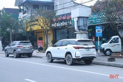 'Vô tư' đỗ xe tại điểm dừng, đón trả khách của xe buýt ở TP Hà Tĩnh