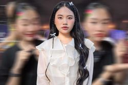 Xuất hiện cô gái nhảy múa tại quán ăn trên phố, nhan sắc gây xôn xao vì quá giống với Phương Mỹ Chi