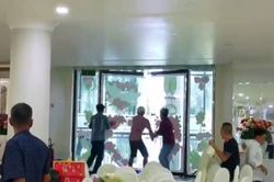 Ngày vui của cô dâu - chú rể bỗng chốc hóa thành 'cuộc thanh toán' của 2 nhóm thanh niên
