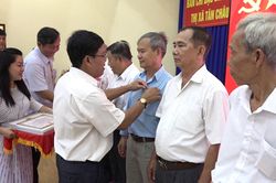 Ban Thường vụ Thị ủy Tân Châu trao Huy hiệu Đảng đợt 19/5