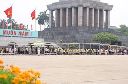 Hàng ngàn người xếp hàng vào Lăng viếng Bác trong ngày sinh nhật Người