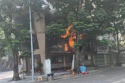 Quán cà phê Phê La bốc cháy vào sáng cuối tuần