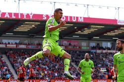 Casemiro lập 'siêu phẩm' ngẫu hứng giúp MU chạm 1 tay vào vé dự Cúp C1, Liverpool suýt thua trên sân nhà
