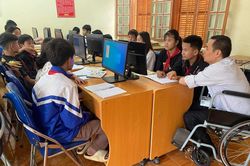 Chuyện về người thầy 'tàn' nhưng không 'phế' ở Sơn La