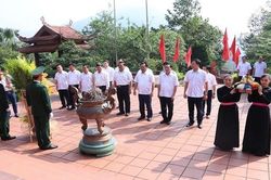Dâng hương tưởng niệm Chủ tịch Hồ Chí Minh tại Khu di tích lịch sử ATK Định Hóa