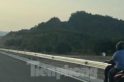 Xe máy chạy ào ào trên cao tốc Nha Trang - Cam Lâm