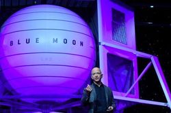 Công ty vũ trụ của tỷ phú Bezos được NASA 'chọn mặt gửi vàng'