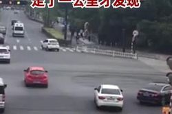 Đi xe máy đeo tai nghe, ông bố đánh rơi con trên đường mà không hề hay biết