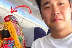 Nam hành khách bất ngờ được ngồi cạnh 'nữ thần Ma Tổ' trên máy bay