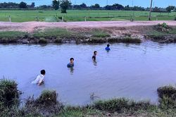 Rủ nhau hái sen và tắm kênh, 4 bé gái lớp 5 chết đuối thương tâm