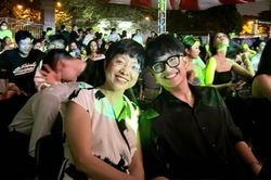 MC Thảo Vân nghẹn ngào trong lễ trưởng thành cuối cấp của con trai