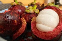 Cách bổ măng cụt không cần dùng dao cực đơn giản