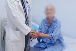 Cụ bà phát hiện tụ máu não sau 2 tháng ngã đập đầu