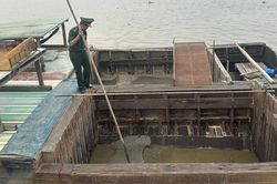 'Cát tặc' tháo chạy như đua thuyền vào các con rạch khi bị phát hiện