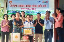 Đồng Tháp: Trao học bổng 'Gương sáng hiếu học' tặng sinh viên Trần Nguyễn Ngọc Châu