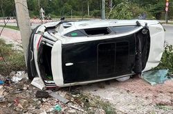 TPHCM: Ôtô do thai phụ điều khiển lao lên vỉa hè, tông ngã cây xanh rồi lộn nhào