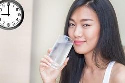 5 khung giờ uống nước giúp làm đẹp da
