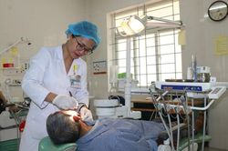 Cắt bỏ khối u nang lớn trên mặt người đàn ông
