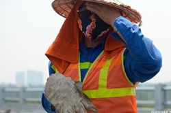 Dưới trời oi bức, công nhân hối hả thi công cầu Vĩnh Tuy 2 bắc qua sông Hồng