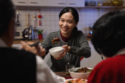 Được bố mẹ ruột trả lương mỗi tháng khi làm con ngoan