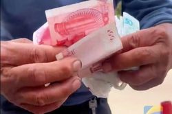 Hành động ấm lòng của chủ quán ăn dù bị xe tông sập cửa