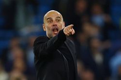 Pep tịch thu 60 chai champagne, cấm Man City ăn mừng
