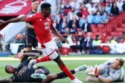 Arsenal thua sốc đội cửa dưới, chính thức dâng chức vô địch cho Man City