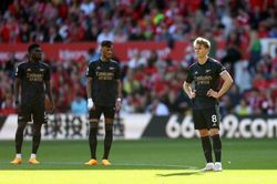Thua Nottingham, Arsenal dâng chức vô địch Ngoại hạng Anh cho Man City