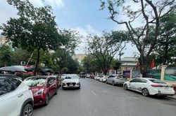 Ô tô xếp hàng dài đi bốc thăm nhà ở xã hội