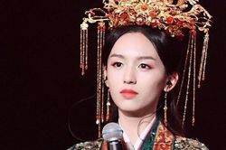 Nữ diễn viên 25 tuổi bị chỉ trích dữ dội vì phát âm sai chính tả