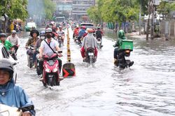 Mưa lớn, nhiều tuyến đường ở TP Hồ Chí Minh ngập nặng