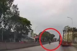 Clip: Tài xế lái xe container 'drift' như trong phim, 2 người thoát đại họa