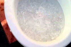 Đổ thứ này xuống bồn cầu, chỉ 5 phút là thông tắc lại hết sạch mùi hôi
