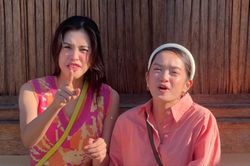 Netizen 'dụi mắt ba lần' trước khoảnh khắc Tiểu Vy và Kaity Nguyễn 'rũ bỏ' hình tượng