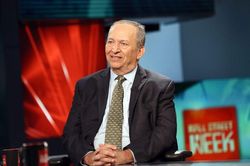 Cựu Bộ trưởng Larry Summers: Mỹ kéo dài đàm phán trần nợ là trò nguy hiểm, như bịt mắt đi giữa dòng xe cộ
