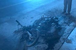 Kẻ 'ngáo đá' trộm xe máy chạy ra quốc lộ châm lửa đốt rồi đứng… múa võ